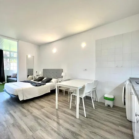 Estudio Con Bonita Piscina, A 450m De La Playa En *